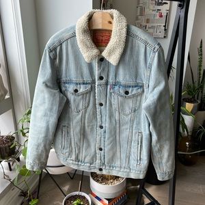 Mens sherpa lined Levi’s trucker jacket - Size Medium